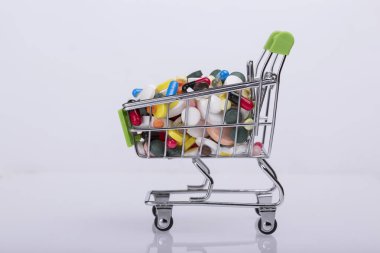 Tıbbi ilaçlarla dolu süpermarket arabası. Doğal ürünleri ilaçlarla değiştirme kavramı