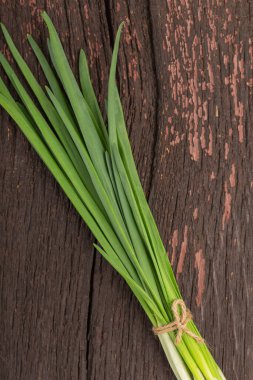Yeşil soğan. Kırsal bir masada bir demet taze soğan