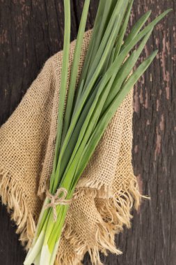 Yeşil soğan. Kırsal bir masada bir demet taze soğan
