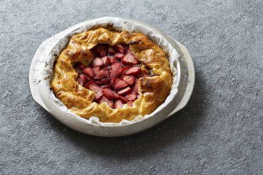 Çilekli nefis pişmiş tart. Boşluğu kopyala, üst görünüm.