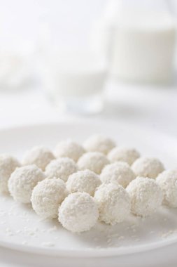 Hindistan cevizli kekler hafif arkaplanda toplar şeklinde hafif tatlılar.