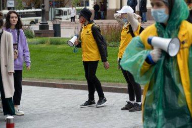 19 Eylül 2021, Kiev, Ukrayna. Gurur yürüyüşü yapan insanlar parlak gökkuşağı sembolleriyle