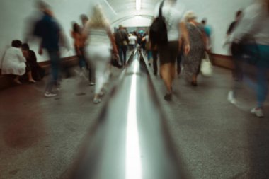 Altgeçitteki insanların bulanık hareketlerinin soyut arkaplanı. Soyutlama, hareket bulanıklığı