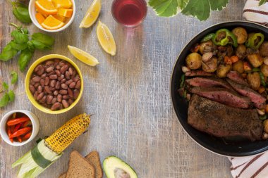 Geleneksel öğle yemeği Amerikan usulü ızgara biftek ve çeşitli sebzeler.