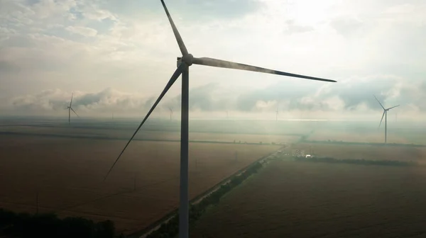 Eco Energy Concept Wind Turbine Close Alacsony Felhős Környezetben — Stock Fotó