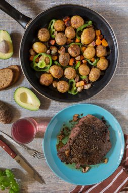 Geleneksel öğle yemeği Amerikan usulü ızgara biftek ve çeşitli sebzeler.