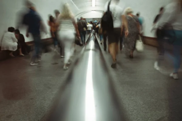地下道における人のぼやけた動きの抽象的な背景 アブストラクション モーションブラー — ストック写真