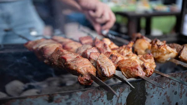Muž Griluje Masové Kebaby Otevřeném Ohni Letní Den Dvorku Soukromého — Stock fotografie