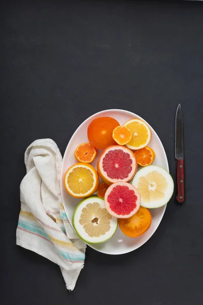 Fresh Citrus Fruits White Dish Close Dark Background — Stock Photo, Image