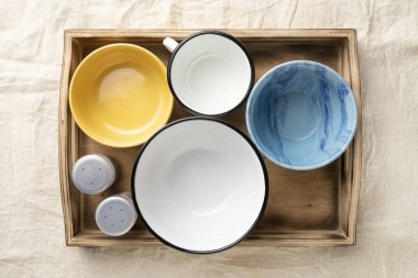 Ahşap servis kutusunda boş yemek kaseleri. Yemek ve yemek konsepti. Yiyecek için konteynırı aç