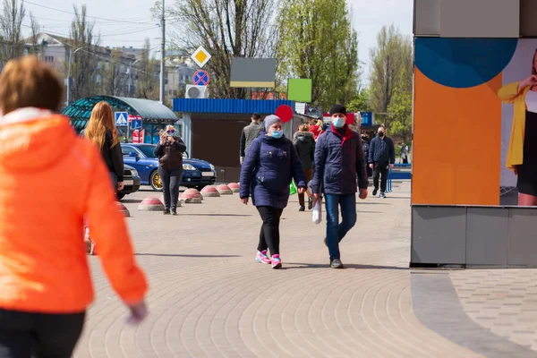 2020 Κίεβο Ουκρανία Άτομα Που Φορούν Προστατευτικές Μάσκες Στο Δρόμο — Φωτογραφία Αρχείου