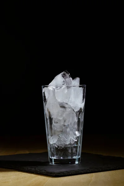 アルコールカクテルのための氷とガラス クローズアップ — ストック写真