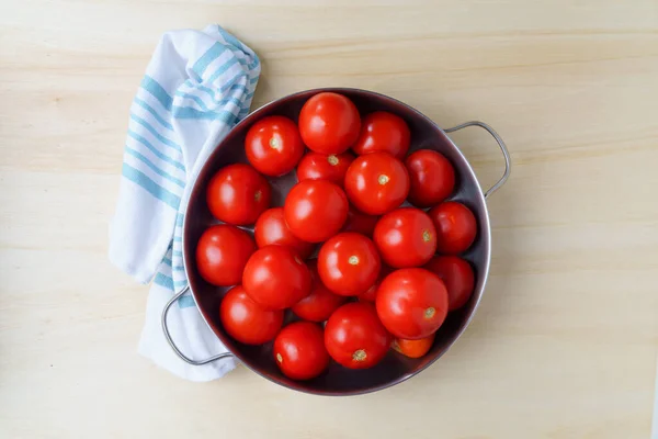 木製のテーブルの上の鉄のボウルに新鮮なトマトを熟す クローズアップ — ストック写真
