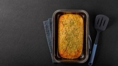 Demir kalıplı ev yapımı turta, üst görünüm, yakın plan.