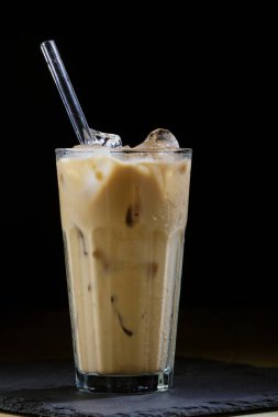 Yakın çekim soğuk kahve, yaz ferahlatıcı buzlu kokteyl.