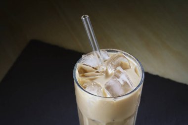 Yakın çekim soğuk kahve, yaz ferahlatıcı buzlu kokteyl.