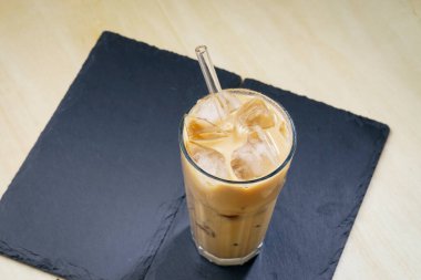 Yakın çekim soğuk kahve, yaz ferahlatıcı buzlu kokteyl.