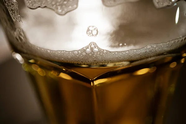 Cerveja Com Espuma Copo Bar Macro — Fotografia de Stock