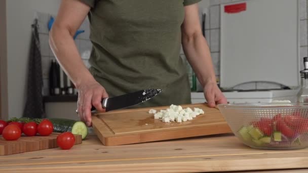 Žena Krájení Sýr Feta Pro Řecký Salát Kuchyni — Stock video