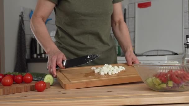 Mujer Cortando Queso Feta Para Ensalada Griega Cocina Casera — Vídeo de stock