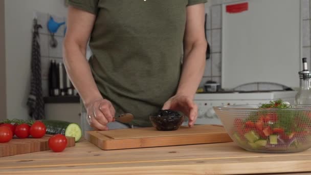 Жінка Додає Оливкову Олію Змішує Грецький Салат Домашній Кухні — стокове відео