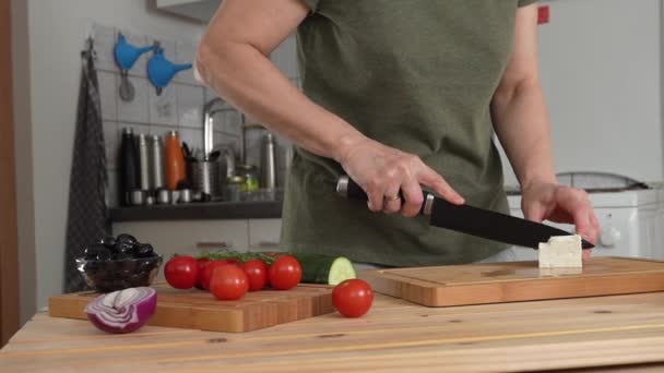 女性切断フェタチーズのためにギリシャのサラダのためにホームキッチン — ストック動画