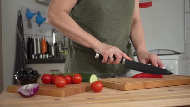 Eine Frau Schneidet Paprika Auf Einem Küchentisch Hausmannskost Griechischer Salat — Stockvideo