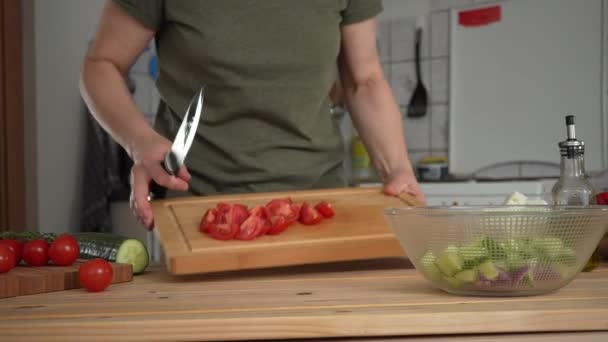 Una Donna Aggiunge Pomodorini Una Ciotola Tavolo Della Cucina Prepara — Video Stock