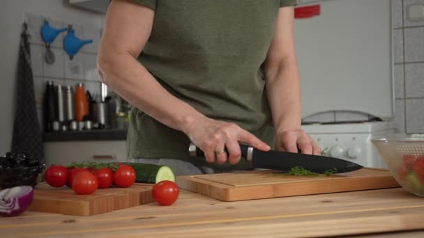 Bir Kadın Mutfak Masasındaki Bir Kaseye Dereotu Döküyor Sağlıklı Yiyecekler — Stok video
