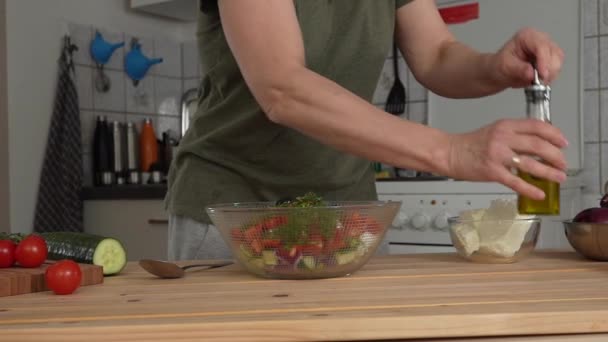 Kobieta Ubierająca Sałatkę Oliwą Oliwek Zdrowe Jedzenie Gotowanie Domu — Wideo stockowe