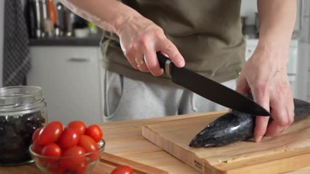 Una Donna Pulisce Pesce Sul Tavolo Della Cucina Cucinare Pesce — Video Stock