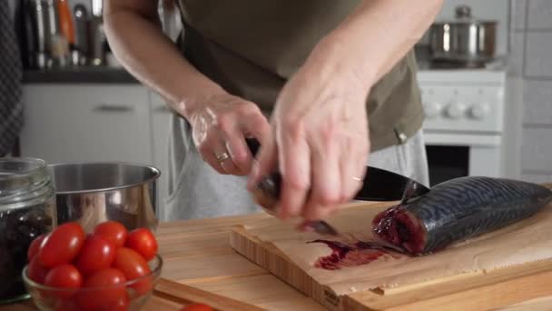Eine Frau Putzt Fisch Auf Dem Küchentisch Gebackener Fisch Hause — Stockvideo