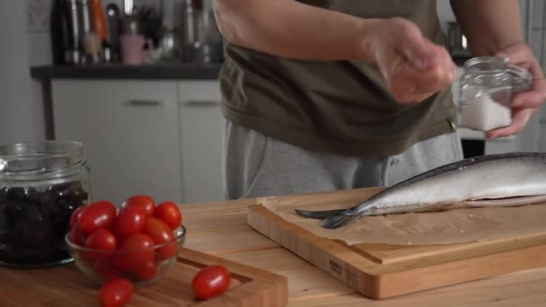 Жінка Кладе Рибу Духовку Домашня Запечена Риба — стокове відео