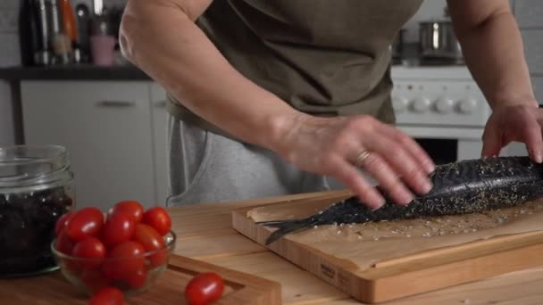 Die Frau Legt Den Fisch Den Ofen Hausgemachter Backfisch — Stockvideo