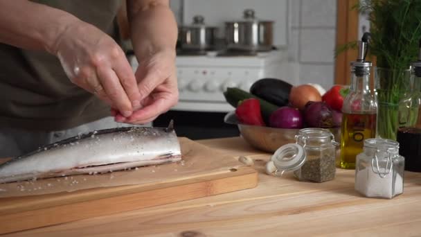 Kobieta Wkłada Rybę Piekarnika Ryby Domowe Pieczone — Wideo stockowe