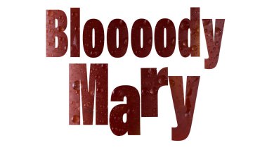 Kokteyl şeffaflığıyla Bloody Mary fontu ve cam, makro damlalar.