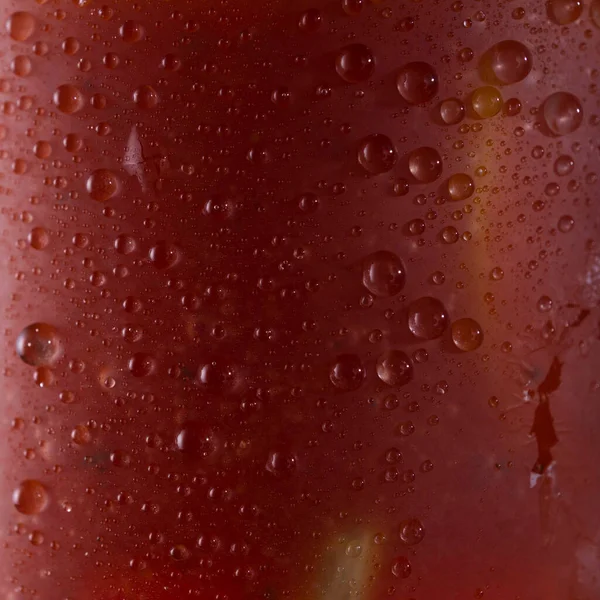一杯血腥玛丽鸡尾酒的特写镜头 巨无霸 落在冰镇的薄雾玻璃杯的表面 — 图库照片