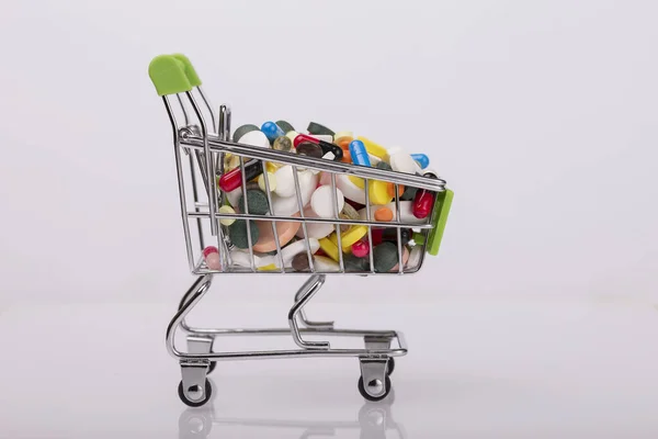 Тележка Супермаркета Заполнена Лекарственными Таблетками Концепция Замены Натуральных Продуктов Лекарствами — стоковое фото