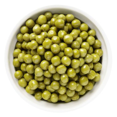 Beyaz arka planda izole edilmiş yeşil bezelyeler, üst görünüm