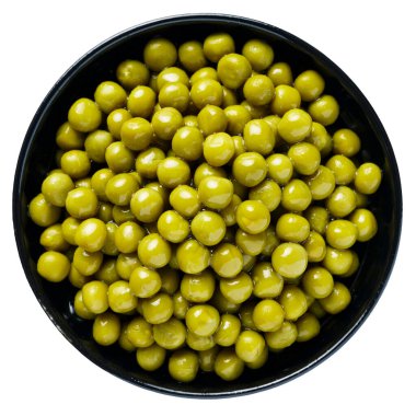 Beyaz arka planda izole edilmiş yeşil bezelyeler, üst görünüm