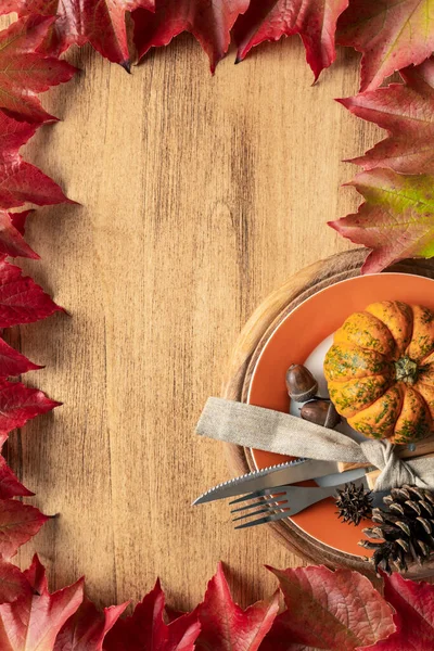 Ramka Święto Dziękczynienia Wykonana Jesiennych Liści Przestrzenią Kopiowania Talerzem Sztućcami — Zdjęcie stockowe