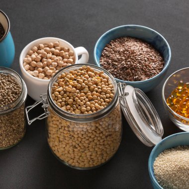 E vitamini kaynağı ve tabaklar üzerindeki besinler, boşluğu kopyala