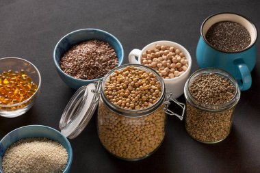 E vitamini kaynağı ve tabaklar üzerindeki besinler, boşluğu kopyala