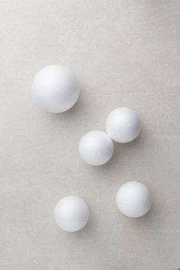 Noel ve Yeni Yıl 2024 için düz bir zemin oluşturuldu. Işık taşı zemininde dekoratif kar topları