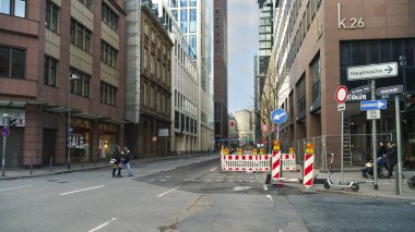 5 Aralık 2021: Frankfurt am Main, sokaktaki insanlar gökdelenler ve yol onarım bölümleriyle