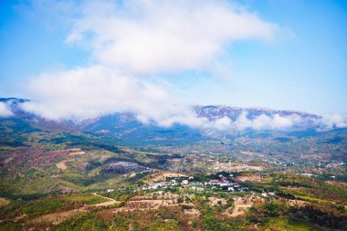 İnsansız hava aracı fotoğraf dağı manzarası ve deniz kenarındaki küçük kasabalar.