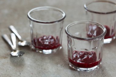 Çilekli tatlı, sağlıklı yemek, yaz tatlısı.