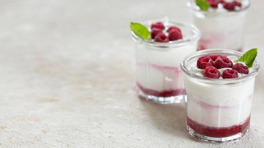 tatlı taze böğürtlenli ve dondurmalı, yakın plan: yaz lezzetli yemekleri