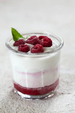 tatlı taze böğürtlenli ve dondurmalı, yakın plan: yaz lezzetli yemekleri