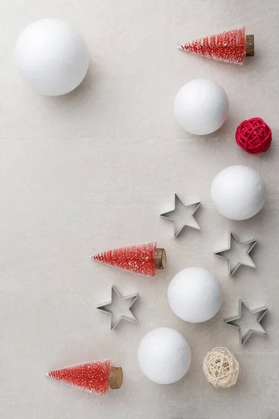 Flat Lay Achtergrond Voor Kerstmis Nieuwjaar 2024 Decoratieve Miniatuur Kerstbomen — Stockfoto